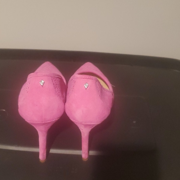 Pink suede heels - Picture 3 of 5